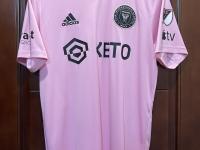 LOL直播-梅斯足球俱乐部新赛季主场球衣设计曝光的简单介绍