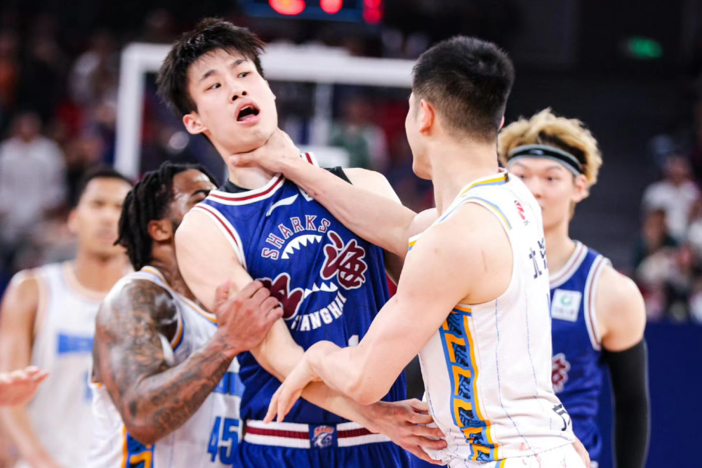 比赛中球员间发生冲突,场面一度失控 比赛中球员间发生冲突,场面一度失控