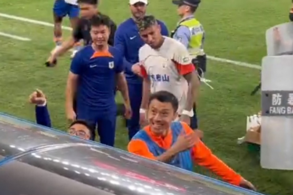 比赛中球员间发生冲突,场面一度失控 比赛中球员间发生冲突,场面一度失控